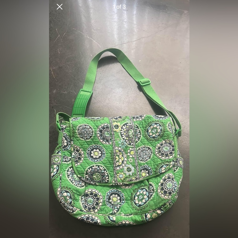 I’m selling this Vera Bradley computer bag I has absolutely no use for it.